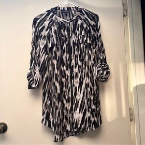 Rock & Republic Black N’ White Full Tunic Blouse • Medium in Size